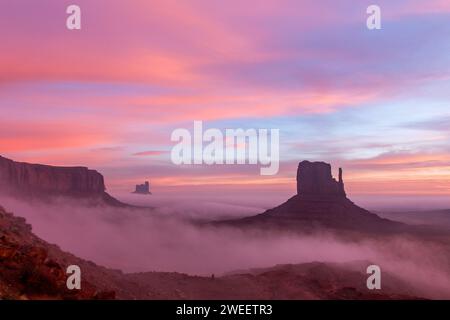 Lever de soleil brumeux dans le Monument Valley Navajo Tribal Park en Arizona. Banque D'Images