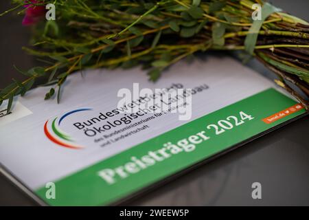 Berlin, Allemagne. 25 janvier 2024. Une plaque portant le logo sera exposée lors de la cérémonie de remise des prix du concours national kolandbau 2024 de la semaine verte. Crédit : Fabian Sommer/dpa/Alamy Live News Banque D'Images