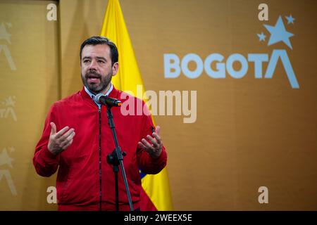 Le maire élu de Bogota, Carlos Fernando Galan, lors d'une conférence de presse après une rencontre entre la maire de Bogota, Claudia Lopez, et le maire élu Carlos F. Banque D'Images