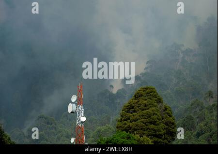 La fumée monte d'un feu de forêt dans les montagnes de l'est de Bogota , les feux de forêt ont augmenté à 5 au cours du 24 janvier 2024, après des températures chaudes et aucune précipitation W Banque D'Images