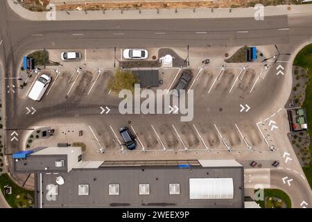 Photographie de drone de lavage de voiture moderne et nouvelle pendant la journée nuageuse d'automne Banque D'Images