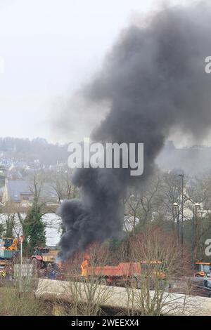 Bauern mit Traktoren, Handwerker mit Lieferwagen und LKW-Fahrer blockieren die gesperrte Brücke Pont de l iroise zwischen Brest und Plougastel-Daoulas und verbrennen Autoreifen, Protestaktion für Bessere Bezahlung und Bürokratieabbau, Department Finistere Penn-ar-Bed, Region Breizh, Frankreich Bretagne Breizers, Frankreich artisans avec camionnettes et chauffeurs de camion bloquent le pont fermé Pont de l iroise entre Brest et Plougastel Daoulas et brûlent des pneus de voiture, action de protestation pour un meilleur salaire et la réduction de la bureaucratie, département Finistère Penn ar Bed, région Bretagne Breizh, France Banque D'Images