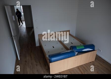 Berlin, Allemagne. 25 janvier 2024. Vue d'une chambre avec deux lits dans un appartement dans le futur logement pour réfugiés (MUF). Les statistiques de l ' année écoulée ont été présentées lors d ' une conférence de presse avec le nouveau Président de l ' Office d ' État pour les réfugiés au début de l ' année. Le nombre de demandeurs d'asile à Berlin a de nouveau augmenté en 2023 par rapport à l'année précédente. Crédit : Hannes P. Albert/dpa/Alamy Live News Banque D'Images