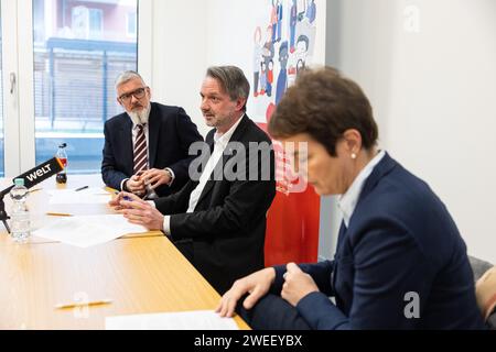 Berlin, Allemagne. 25 janvier 2024. Mark Seibert (M), nouveau président de l'Office d'État pour les réfugiés (LAF), intervient lors d'une conférence de presse. Les statistiques de l ' année écoulée ont été présentées lors de la conférence de presse avec le nouveau Président de l ' Office d ' État pour les réfugiés au début de l ' année. Le nombre de demandeurs d'asile à Berlin a de nouveau augmenté en 2023 par rapport à l'année précédente. Crédit : Hannes P. Albert/dpa/Alamy Live News Banque D'Images