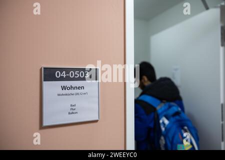 Berlin, Allemagne. 25 janvier 2024. Vue de l'entrée d'un espace de vie dans un refuge de réfugiés (MUF). Les statistiques de l ' année écoulée ont été présentées lors d ' une conférence de presse avec le nouveau Président de l ' Office d ' État pour les réfugiés au début de l ' année. Le nombre de demandeurs d'asile à Berlin a de nouveau augmenté en 2023 par rapport à l'année précédente. Crédit : Hannes P. Albert/dpa/Alamy Live News Banque D'Images