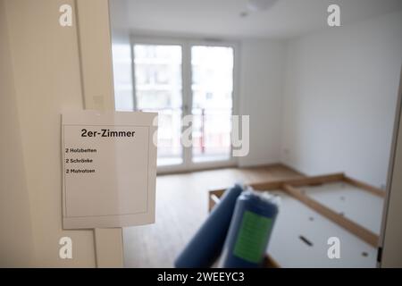 Berlin, Allemagne. 25 janvier 2024. Vue d'un panneau avec l'inscription '2er-Zimmer' dans un refuge de réfugiés (MUF). Les statistiques de l ' année écoulée ont été présentées lors d ' une conférence de presse avec le nouveau Président de l ' Office d ' État pour les réfugiés au début de l ' année. Le nombre de demandeurs d'asile à Berlin a de nouveau augmenté en 2023 par rapport à l'année précédente. Crédit : Hannes P. Albert/dpa/Alamy Live News Banque D'Images