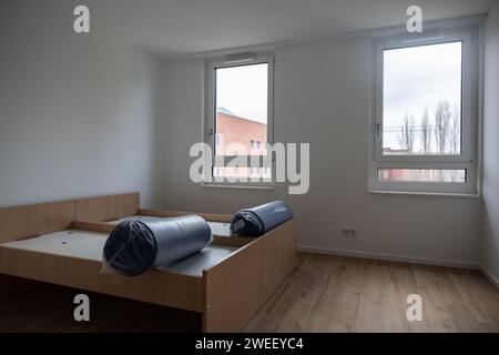 Berlin, Allemagne. 25 janvier 2024. Vue d'une chambre avec deux lits dans un appartement dans le futur logement pour réfugiés (MUF). Les statistiques de l ' année écoulée ont été présentées lors d ' une conférence de presse avec le nouveau Président de l ' Office d ' État pour les réfugiés au début de l ' année. Le nombre de demandeurs d'asile à Berlin a de nouveau augmenté en 2023 par rapport à l'année précédente. Crédit : Hannes P. Albert/dpa/Alamy Live News Banque D'Images