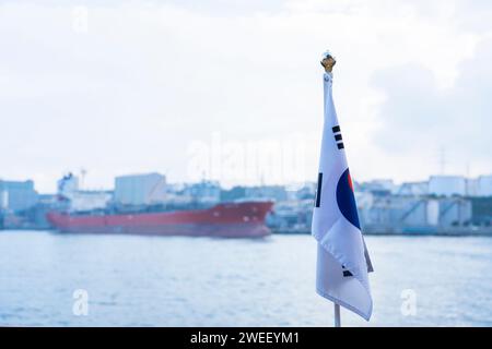 drapeau de la corée porté par le vent avec fond de. Mer Banque D'Images