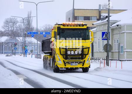 Le nouveau tombereau Volvo FH magnifiquement personnalisé au travail pour transporter la neige déblayée de la ville vers une décharge de neige. Salo, Finlande. 21 janvier 2024. Banque D'Images