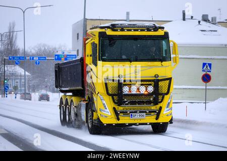 Le nouveau tombereau Volvo FH magnifiquement personnalisé au travail pour transporter la neige déblayée de la ville vers une décharge de neige. Salo, Finlande. 21 janvier 2024. Banque D'Images