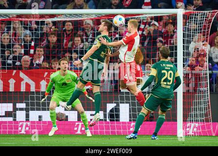 Matthijs de Ligt, FCB 4 s'affrontent pour le ballon, l'attaque, duel, header, zweikampf, action, lutte contre Robin Knoche, Union Berlin 31 Frederik Rönnow, Union Berlin 1 dans le match de rattrapage FC BAYERN MUENCHEN - 1.FC UNION BERLIN 1-0 le 24 janvier 2024 à Munich, Allemagne. Saison 2023/2024, 1.Bundesliga, FCB, München, match 13, 13.Spieltag © Peter Schatz / Alamy Live News - LA RÉGLEMENTATION DFL INTERDIT TOUTE UTILISATION DE PHOTOGRAPHIES comme SÉQUENCES D'IMAGES et/ou QUASI-VIDÉO - Banque D'Images