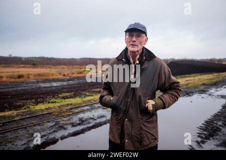 Le Dr Alastair Ruffell de Queens University Belfast s'adressant aux médias près du site de Bellaghy, Co Londonderry, où des restes humains de carbone datés de 2 000 à 2 500 ans ont été trouvés. Un anthropologue médico-légal certifié a déterminé que les restes antiques sont probablement un homme âgé entre 13-17 ans au moment de la mort. L'unité archéologique de l'équipe de récupération du corps du PSNI a fait la découverte lors de fouilles, après avoir été alertée de la présence d'os humains à la surface de tourbières à Bellaghy en octobre 2023. Date de la photo : jeudi 25 janvier 2024. Banque D'Images