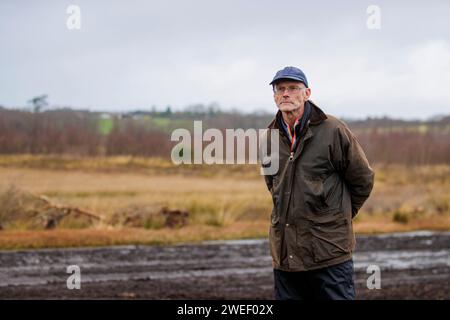 Le Dr Alastair Ruffell de Queens University Belfast s'adressant aux médias près du site de Bellaghy, Co Londonderry, où des restes humains de carbone datés de 2 000 à 2 500 ans ont été trouvés. Un anthropologue médico-légal certifié a déterminé que les restes antiques sont probablement un homme âgé entre 13-17 ans au moment de la mort. L'unité archéologique de l'équipe de récupération du corps du PSNI a fait la découverte lors de fouilles, après avoir été alertée de la présence d'os humains à la surface de tourbières à Bellaghy en octobre 2023. Date de la photo : jeudi 25 janvier 2024. Banque D'Images