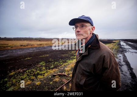 Le Dr Alastair Ruffell de Queens University Belfast s'adressant aux médias près du site de Bellaghy, Co Londonderry, où des restes humains de carbone datés de 2 000 à 2 500 ans ont été trouvés. Un anthropologue médico-légal certifié a déterminé que les restes antiques sont probablement un homme âgé entre 13-17 ans au moment de la mort. L'unité archéologique de l'équipe de récupération du corps du PSNI a fait la découverte lors de fouilles, après avoir été alertée de la présence d'os humains à la surface de tourbières à Bellaghy en octobre 2023. Date de la photo : jeudi 25 janvier 2024. Banque D'Images