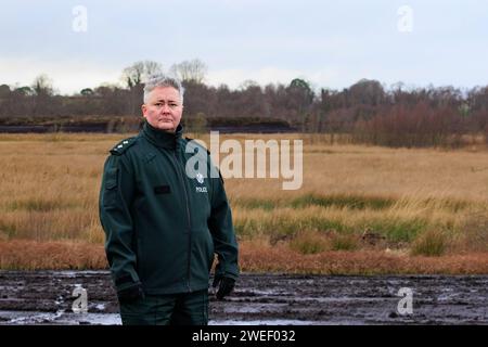 L'inspecteur détective du PSNI Nikki Deehan s'adressant aux médias près du site de Bellaghy, Co Londonderry, où des restes humains de carbone datés de 2 000 à 2 500 ans ont été trouvés. Un anthropologue médico-légal certifié a déterminé que les restes antiques sont probablement un homme âgé entre 13-17 ans au moment de la mort. L'unité archéologique de l'équipe de récupération du corps du PSNI a fait la découverte lors de fouilles, après avoir été alertée de la présence d'os humains à la surface de tourbières à Bellaghy en octobre 2023. Date de la photo : jeudi 25 janvier 2024. Banque D'Images