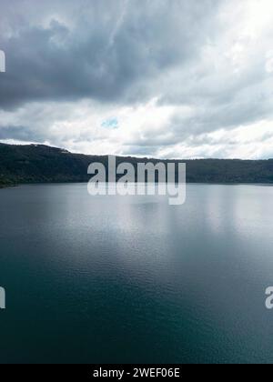 Photographie prise à Castel Gandolfo, Italie, sous un angle élevé, capturant une vue sur le lac et les montagnes Banque D'Images