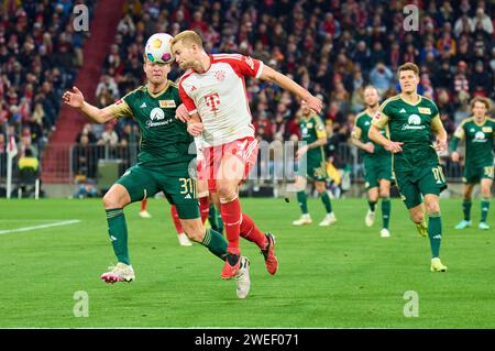 Matthijs de Ligt, FCB 4 s'affrontent pour le ballon, l'attaque, duel, header, zweikampf, action, lutte contre Robin Knoche, Union Berlin 31 dans le match de rattrapage FC BAYERN MUENCHEN - 1.FC UNION BERLIN 1-0 le 24 janvier 2024 à Munich, Allemagne. Saison 2023/2024, 1.Bundesliga, FCB, München, match 13, 13.Spieltag © Peter Schatz / Alamy Live News - LA RÉGLEMENTATION DFL INTERDIT TOUTE UTILISATION DE PHOTOGRAPHIES comme SÉQUENCES D'IMAGES et/ou QUASI-VIDÉO - Banque D'Images