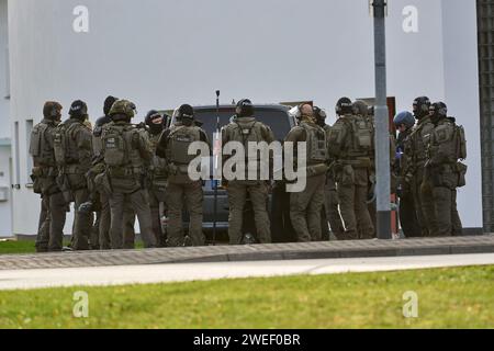 Montabaur, Allemagne. 25 janvier 2024. Le SEK discute des préparatifs pour le raid. Selon la police, trois personnes, dont un enfant, ont été tuées dans une violente attaque dans un quartier résidentiel de Montabaur. Les services d'urgence ont découvert l'auteur présumé grièvement blessé après être entré dans le bâtiment, selon un porte-parole de la police jeudi. Crédit : Sascha Ditscher/dpa/Alamy Live News Banque D'Images