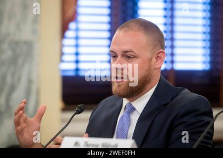 Scott Snider, président, Exit Planning Institute, comparaît devant une audience du Comité sénatorial de la petite entreprise et de l’entrepreneuriat pour examiner la planification de la relève, en mettant l’accent sur les possibilités de créer de la richesse et de conserver des emplois dans les collectivités locales dans l’édifice Russell Senate Office à Washington, DC, le mercredi 24 janvier 2024. Crédit : Rod Lamkey/CNP/MediaPunch Banque D'Images