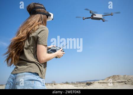 femme volant un drone avec télécommande Banque D'Images