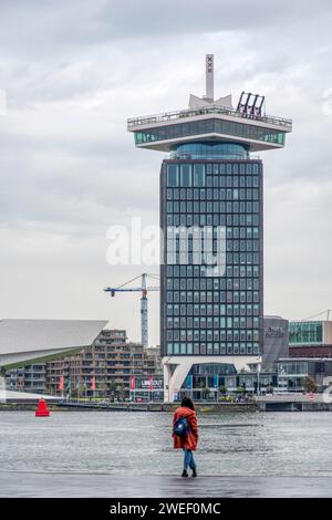 La tour et le Belvédère A'dam à Amsterdam. La tour était autrefois le Centre de recherche et de technologie Shell. Banque D'Images
