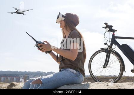 jeune femme volant un drone avec télécommande Banque D'Images