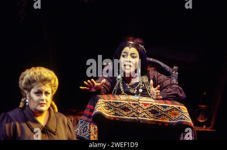 de gauche à droite : Deborah Voigt (Amelia Anckarstrom), Florence Quivar (Madame Arvidson) dans un BALLO IN MASCHERA au Royal Opera, Covent Garden, Londres WC2 13/04/1995 musique : Giuseppe Verdi livret : Antonio Somma chef d'orchestre : Edward Downes design : Jurgen Rose éclairage : John B Lire chorégraphie : Romayne Grigorova réalisateur : Otto Schenk Banque D'Images