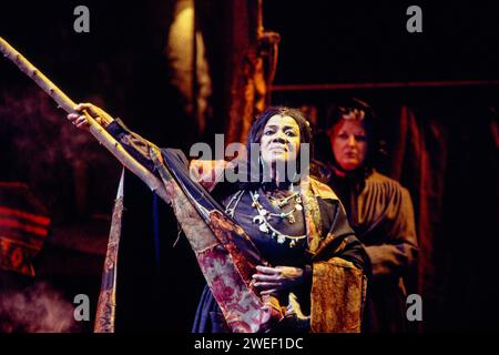 Florence Quivar (Madame Arvidson) dans un BALLO IN MASCHERA au Royal Opera, Covent Garden, Londres WC2 13/04/1995 musique : Giuseppe Verdi livret : Antonio Somma chef d'orchestre : Edward Downes design : Jurgen Rose éclairage : John B Lire chorégraphie : Romayne Grigorova réalisateur : Otto Schenk Banque D'Images