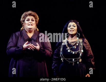 de gauche à droite : Deborah Voigt (Amelia Anckarstrom), Florence Quivar (Madame Arvidson) dans un BALLO IN MASCHERA au Royal Opera, Covent Garden, Londres WC2 13/04/1995 musique : Giuseppe Verdi livret : Antonio Somma chef d'orchestre : Edward Downes design : Jurgen Rose éclairage : John B Lire chorégraphie : Romayne Grigorova réalisateur : Otto Schenk Banque D'Images