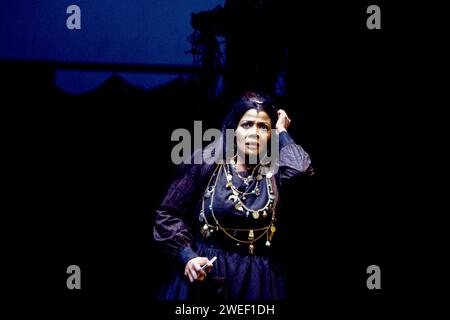 Florence Quivar (Madame Arvidson) dans un BALLO IN MASCHERA au Royal Opera, Covent Garden, Londres WC2 13/04/1995 musique : Giuseppe Verdi livret : Antonio Somma chef d'orchestre : Edward Downes design : Jurgen Rose éclairage : John B Lire chorégraphie : Romayne Grigorova réalisateur : Otto Schenk Banque D'Images