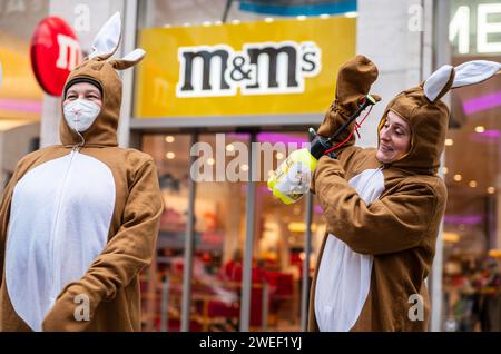 Berlin, Berlin, Allemagne. 25 janvier 2024. Les militants se rassemblent contre l'utilisation de pesticides très dangereux dans la culture du cacao à l'approche de l'ISM Cologne 2024 (Foire internationale des sucreries et des biscuits) devant le mars M&M Store Berlin. Les militants et les partisans de l’organisation de développement INKOTA-netzwerk e.V. demandent aux grandes entreprises chocolatières telles que mars de cesser l’utilisation de pesticides très dangereux dans leurs chaînes d’approvisionnement, qui ne sont pas autorisés en Europe en raison de leurs effets nocifs. Ils soulignent que 1,5 millions d’enfants sont exposés à ces pesticides dans le cacao c Banque D'Images