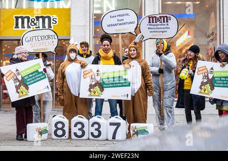 Berlin, Berlin, Allemagne. 25 janvier 2024. Les militants se rassemblent contre l'utilisation de pesticides très dangereux dans la culture du cacao à l'approche de l'ISM Cologne 2024 (Foire internationale des sucreries et des biscuits) devant le mars M&M Store Berlin. Les militants et les partisans de l’organisation de développement INKOTA-netzwerk e.V. demandent aux grandes entreprises chocolatières telles que mars de cesser l’utilisation de pesticides très dangereux dans leurs chaînes d’approvisionnement, qui ne sont pas autorisés en Europe en raison de leurs effets nocifs. Ils soulignent que 1,5 millions d’enfants sont exposés à ces pesticides dans le cacao c Banque D'Images