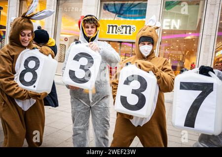 Berlin, Berlin, Allemagne. 25 janvier 2024. Les militants se rassemblent contre l'utilisation de pesticides très dangereux dans la culture du cacao à l'approche de l'ISM Cologne 2024 (Foire internationale des sucreries et des biscuits) devant le mars M&M Store Berlin. Les militants et les partisans de l’organisation de développement INKOTA-netzwerk e.V. demandent aux grandes entreprises chocolatières telles que mars de cesser l’utilisation de pesticides très dangereux dans leurs chaînes d’approvisionnement, qui ne sont pas autorisés en Europe en raison de leurs effets nocifs. Ils soulignent que 1,5 millions d’enfants sont exposés à ces pesticides dans le cacao c Banque D'Images