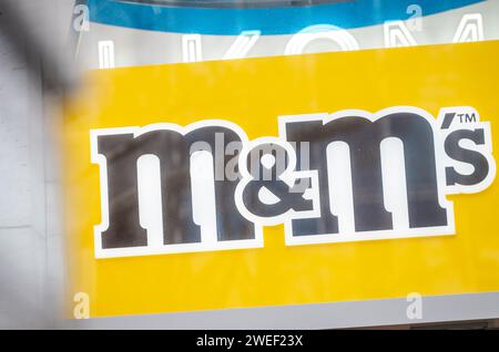 Berlin, Berlin, Allemagne. 25 janvier 2024. Le logo de M&MS peut être considéré comme un rassemblement de ctivistes contre l'utilisation de pesticides très dangereux dans la culture du cacao à l'approche de l'ISM Cologne 2024 (International Sweets and biscuits Fair) devant le mars M&M Store Berlin. Les militants et les partisans de l’organisation de développement INKOTA-netzwerk e.V. demandent aux grandes entreprises chocolatières telles que mars de cesser l’utilisation de pesticides très dangereux dans leurs chaînes d’approvisionnement, qui ne sont pas autorisés en Europe en raison de leurs effets nocifs. Ils soulignent que 1,5 millions d'enfants sont des expos Banque D'Images