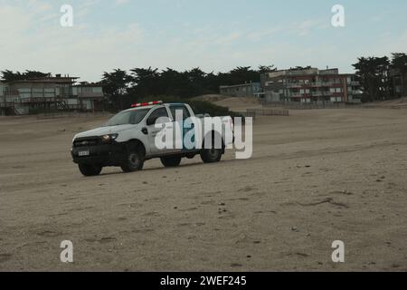 12.11.2023. Camionnette en uniforme sur la plage de l'océan Atlantique, Mar Azul, province de Buenos Aires, Argentine Banque D'Images