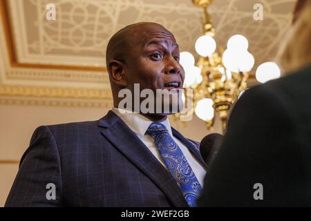 Lansing, États-Unis. 24 janvier 2024. Le président de la Michigan House Joe Tate (D-Detroit) s'adresse à des journalistes à Lansing, Michigan, à la suite du discours sur l'état de l'État du gouverneur Gretchen Whitmer le 24 janvier 2024. (Photo Andrew Roth/Sipa USA) crédit : SIPA USA/Alamy Live News Banque D'Images