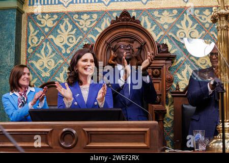 Lansing, États-Unis. 24 janvier 2024. La gouverneure Gretchen Whitmer prononce le discours sur l’état de l’État aux membres de l’Assemblée législative du Michigan à Lansing, Michigan, le 24 janvier 2024. (Photo Andrew Roth/Sipa USA) crédit : SIPA USA/Alamy Live News Banque D'Images