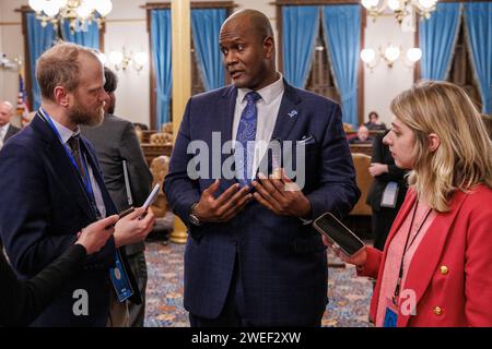 Lansing, États-Unis. 24 janvier 2024. Le président de la Michigan House Joe Tate (D-Detroit) s'adresse à des journalistes à Lansing, Michigan, à la suite du discours sur l'état de l'État du gouverneur Gretchen Whitmer le 24 janvier 2024. (Photo Andrew Roth/Sipa USA) crédit : SIPA USA/Alamy Live News Banque D'Images