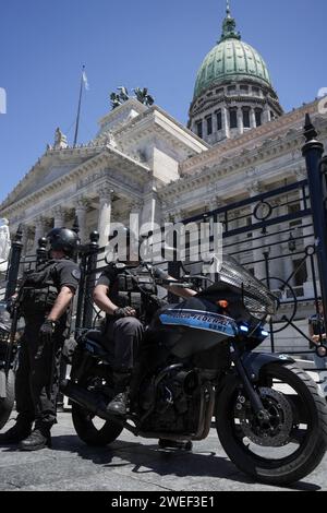 24 janvier 2024, ville de Buenos Aires, ville de Buenos Aires, Argentine : Worldnews. Ville de Buenos Aires, Argentine. 24 janvier 2024. Les gens se rassemblent devant le Congrès national à Buenos Aires, Argentine, lors de la première grève nationale contre les mesures économiques et d'austérité proposées par le président ultra-libéral argentin Javier Milei, le 24 janvier 2024. Police devant le Congrès national. (Image de crédit : © Julieta Ferrario/ZUMA Press Wire) USAGE ÉDITORIAL SEULEMENT! Non destiné à UN USAGE commercial ! Banque D'Images