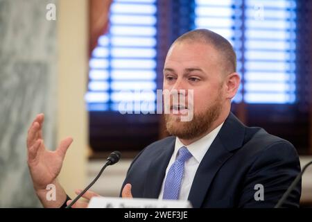 Scott Snider, président, Exit Planning Institute, comparaît devant une audience du Comité sénatorial de la petite entreprise et de l’entrepreneuriat pour examiner la planification de la relève, en mettant l’accent sur les possibilités de créer de la richesse et de conserver des emplois dans les collectivités locales dans l’édifice Russell Senate Office à Washington, DC, le mercredi 24 janvier 2024. Crédit : Rod Lamkey / CNP / Sipa USA Banque D'Images