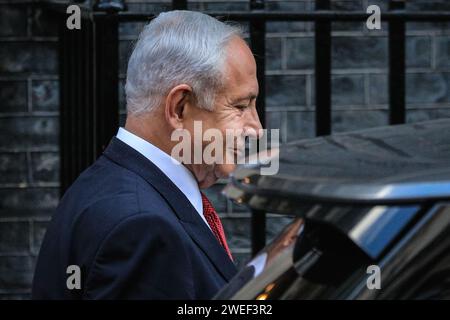 Londres, Royaume-Uni, 23 mars 2023. Netanyahu quitte le 10 Downing Street après la réunion. Rishi Sunak, député, Premier ministre du Royaume-Uni, souhaite la bienvenue à Benj Banque D'Images