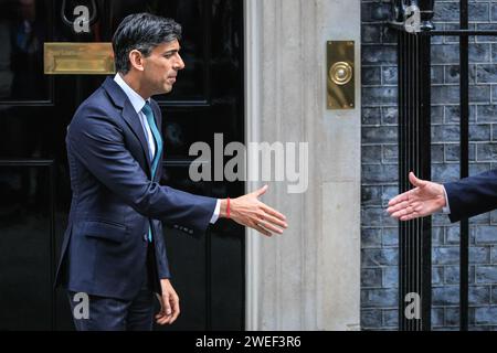 Rishi Sunak, député, Premier ministre du Royaume-Uni, s'est tendu la main pour accueillir un visiteur, Londres, Royaume-Uni Banque D'Images