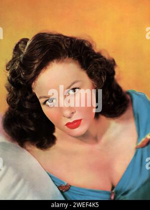 Un portrait de Susan Hayward, une actrice célèbre pour son rôle dans 'Tap Roots' (1948). Dans ce drame de guerre américain, Hayward joue Morna Dabney, une femme du Sud à volonté forte prise dans le tumulte de la guerre de Sécession. Son personnage est au cœur de l'histoire, qui se concentre sur la lutte d'une famille du Mississippi pour maintenir son indépendance pendant le conflit. Banque D'Images