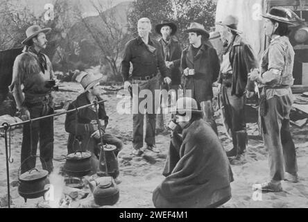 John Wayne, Montgomery Clift et Walter Brennan jouent dans Red River (1948), un WESTERN classique réalisé par Howard Hawks. Dans le film, Wayne joue le dur éleveur de bétail Tom Dunson, avec Clift comme son fils adoptif, Matthew Garth, et Brennan comme son fidèle acolyte, Nadine Groot. L'histoire suit leur épique route de bétail du Texas au Kansas, qui devient pleine de tensions et de conflits. Banque D'Images