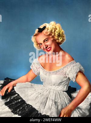 Portrait de Betty Hutton, actrice et star célèbre pour son rôle dynamique dans Annie Get Your Gun (1950). Connue pour sa présence énergique à l'écran et sa voix chantante puissante, Hutton a donné vie au personnage de la tireuse d'élite Annie Oakley dans cette comédie musicale populaire. Banque D'Images