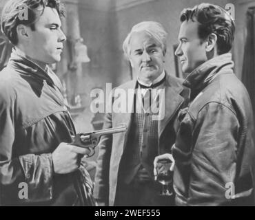 Dirk Bogarde, Joseph Tomelty et John Mills jouent dans « The Gentle Gunman » (1952), un film dramatique britannique. Dans ce film, dans le contexte du mouvement républicain irlandais, Bogarde joue Matt Sullivan, un membre dévoué de l'IRA, tandis que Mills dépeint son frère, Terence, qui commence à remettre en question leurs tactiques violentes. Tomelty joue Shinto, une autre figure clé de leur histoire. Banque D'Images