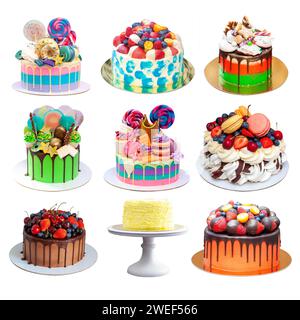 Gros plan de gâteaux d'anniversaire bleu, rouge, vert, violet et jaune assortis isolés sur fond blanc, png Banque D'Images