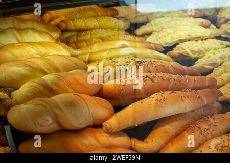 types de pain présentés dans l'étagère de boulangerie Banque D'Images
