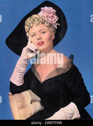 Un portrait de Shelley Winters, une actrice célèbre pour ses rôles dans une série de films, dont 'A place in the Sun' (1951). Dans ce drame classique, Winters incarne Alice Tripp, une ouvrière dont la relation tragique avec un jeune homme d’affaires, interprété par Montgomery Clift, forme le cœur du film. Banque D'Images