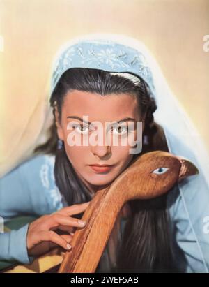 Portrait de Joan Rice dans son rôle de Maid Marion dans Robin Hood (1952), une interprétation cinématographique du folklore anglais classique. Dans le film, Marion de Rice n'est pas seulement l'amour de Robin des Bois, mais aussi un allié clé dans sa courageuse rébellion contre la tyrannie du shérif de Nottingham dans l'Angleterre médiévale. Banque D'Images